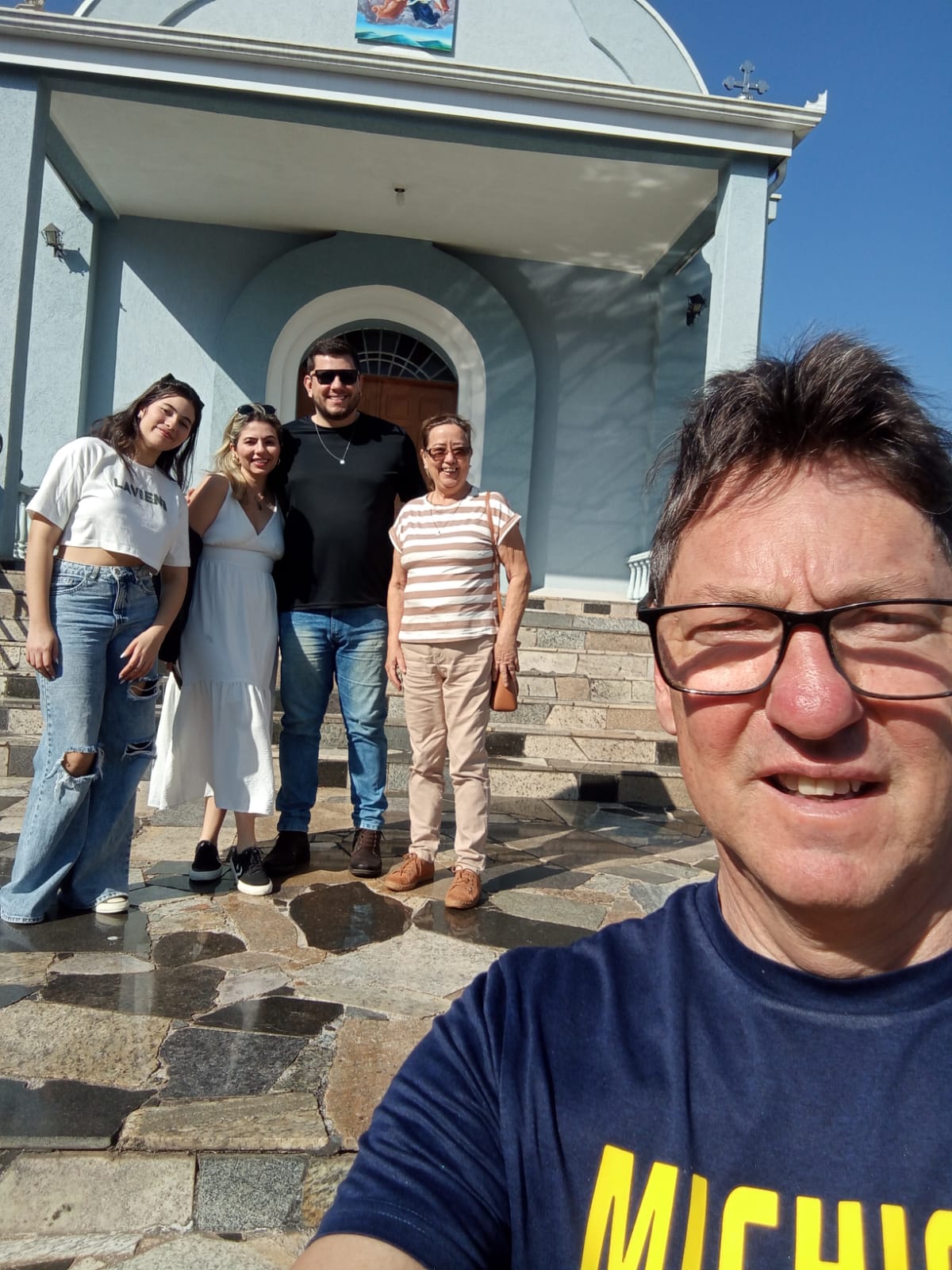 Família diante da igreja